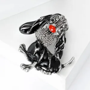 Makrodetail der Emaille-Hundebrosche mit schwarzem Tropföl und roter Nasenverzierung