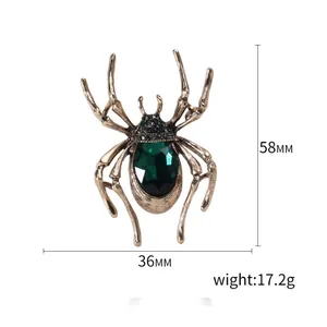 Detaillierte Maßansicht der Vintage Spinne Brosche mit 58mm Länge und grünem Stein