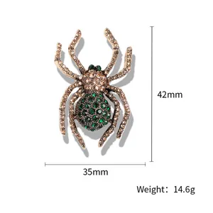 Detailansicht einer Vintage-Spinne-Brosche mit grünen Strasssteinen und 42 mm Höhe