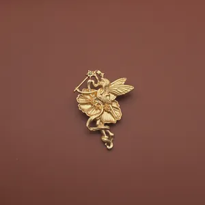 Detailansicht einer goldfarbenen Vintage-Brosche im Barockstil mit Feen-Reliefmotiv