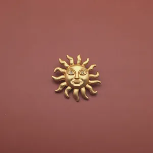 Nahaufnahme einer goldenen Vintage-Sonnenbrosche mit Relief im Barock-Stil