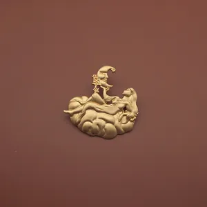 Detailansicht einer goldenen Vintage-Barock-Brosche mit Frauenfigur und Mond-Relief