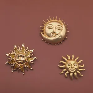 Elegantes Set aus vergoldeten Barock-Broschen mit Sonnen- und Mondrelief für Damen