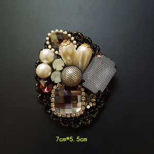 Vista de detalle de un broche barroco vintage de 7x5,5 cm con perlas y pedrería fina