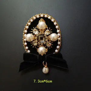 Detalle de un broche barroco vintage con lazo de terciopelo y perlas blancas elegantes
