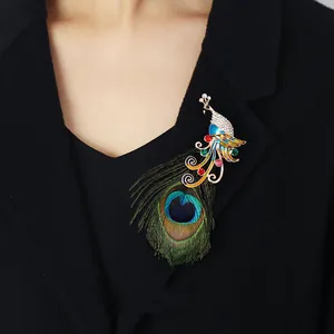 Detailweergave van luxe pauwenveer broche met fonkelende strass-steentjes en emaille