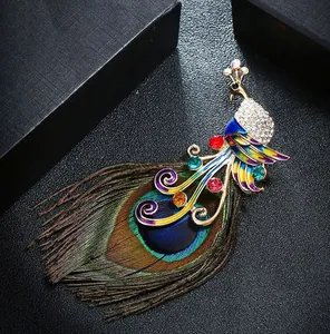 Gedetailleerd overzicht van een elegante vintage pauwbroche met gekleurde strass en veren
