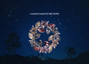 Elegante spilla a ghirlanda di fiori con cristalli su sfondo di cielo stellato.
