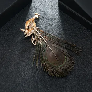 Detailweergave van de luxe pauwenveerbroche met de speld aan de achterzijde getoond