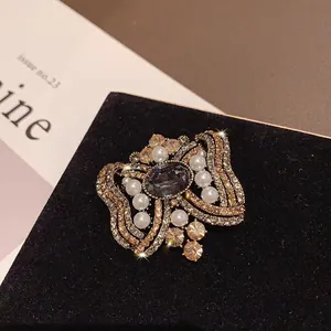 Detalle de cerca de un broche de lazo de cristal vintage con perlas elegantes