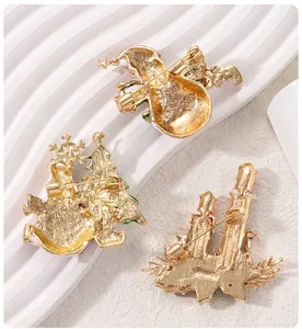 Vue arrière détaillée de broches de Noël dorées montrant des épingles de sûreté