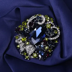 Gedetailleerde macro-opname van een luxe vintage speld met blauwe kristallen