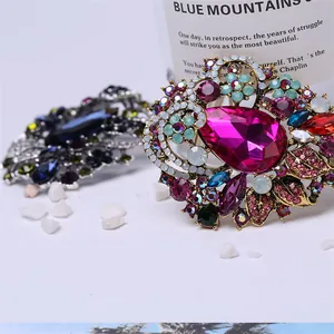 Close-up van luxe vintage boheemse kristallen broche met roze en blauwe steentjes