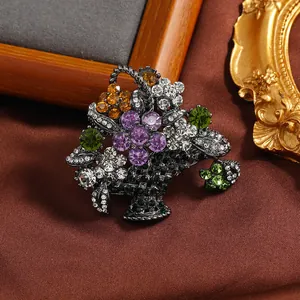 Primer plano detallado de un broche vintage de canasta de flores con pedrería sobre tela marrón.