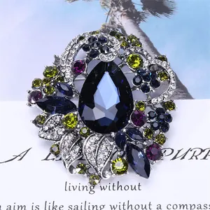 Gedetailleerde macro-opname van een luxe vintage Boheemse blauwe kristallen bloembroche.