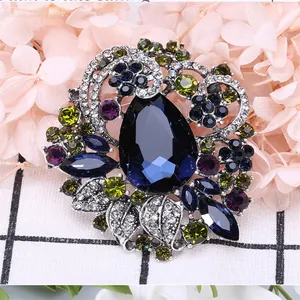 Gedetailleerd vooraanzicht van een luxe vintage bohemian broche met blauwe kristallen.
