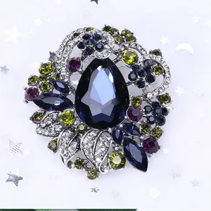 Gedetailleerd overzicht van vintage luxe broche met marineblauw kristal en bloemen stras