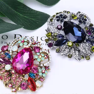 Gedetailleerd overzicht van luxe Boheemse vintage kristallen broches met kleurrijke steentjes.