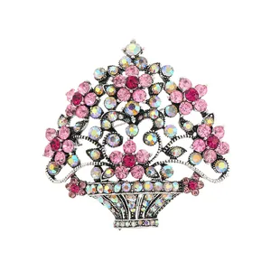 Vista macro detallada del broche de cesta de flores de cristal vintage con pedrería rosa