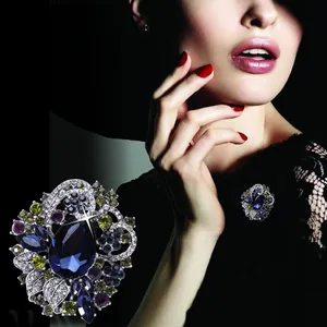 Detailweergave van een luxe vintage Boheemse broche met grote blauwe kristallen