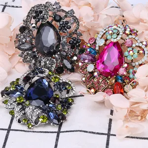 Macro-opname van drie vintage Boheemse kristallen broches met kleurrijke strass-steentjes