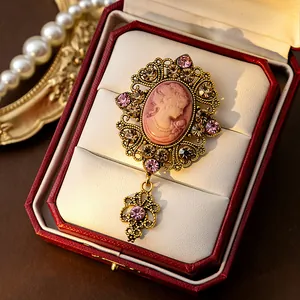Gros plan détaillé d'une broche camée de style médiéval avec des cristaux roses en boîte