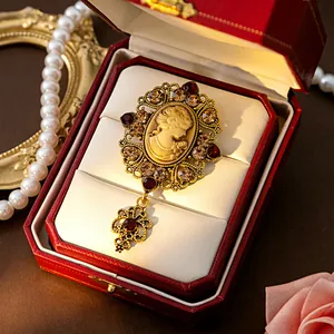 Détail macro d'une broche camée de style médiéval vintage dans un écrin à bijoux rouge