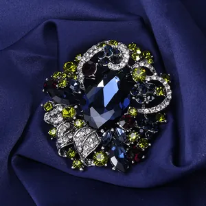 Luxe Boheemse broche met groot marineblauw kristal en vintage groene strass-steentjes.