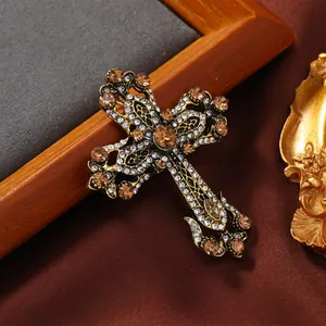 Klassische Kreuzbrosche mit Strasssteinen im Vintage-Hofstil für Anzüge.