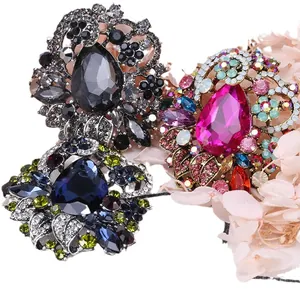 Luxe Boheemse kristallen broches met vintage strassteentjes op bloemige achtergrond