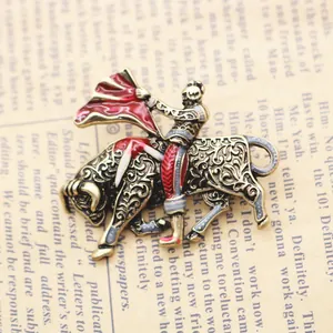Detailopname van vintage matador stier broche met rood emaille op antiek papier