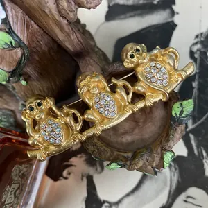 Spilla vintage con tre scimmie sagge placcata in oro con strass cechi scintillanti