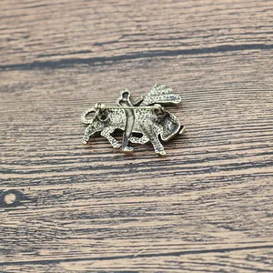 Achterkant detail met metalen speld van een vintage bronzen matador en stier broche