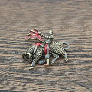 Detailopname van vintage stierenvechter en stier broche met rood emaille
