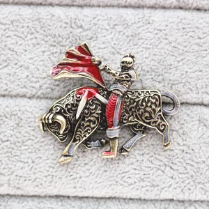 Vintage bronzen matador en stier broche met rode emaille details voor jassen en truien