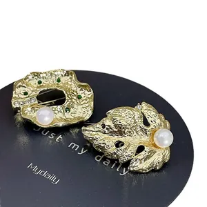 Broche dorée baroque vintage avec perles et motif de feuille irrégulière élégante