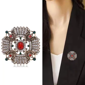 Eleganter Vintage Palast Stil Strass Brosche Pin an einem schwarzen Anzug Revers Detail