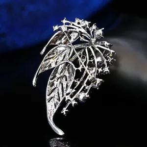 Elegante spilla a foglia vintage in lega d'argento con accenti di cristallo blu e chiaro
