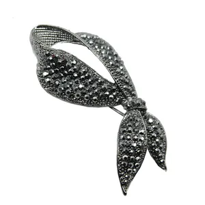 Brosche in Schleifenform im Vintage-Stil mit schwarzen Strasssteinen auf Legierung.