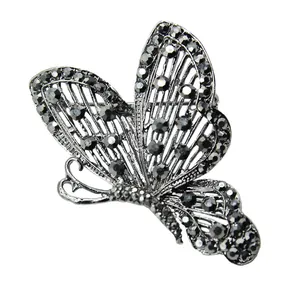 Detaillierte Makroansicht einer klassischen silbernen Schmetterlingsbrosche mit Strass