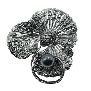 Eleganter Vintage-Brosche mit schwarzer Perle und funkelnden Strasssteinen aus Legierung