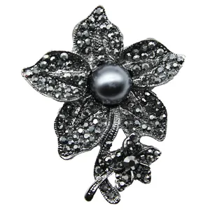 Detailansicht der Vintage-Strass-Blumenbrosche mit einer eleganten schwarzen Perle
