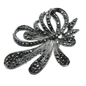 Detailansicht der Vintage-Schleifenbrosche mit schwarzen Strasssteinen und Antik-Silber-Finish