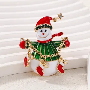 Broche bonhomme de neige de Noël avec strass scintillants et breloques en émail colorées.