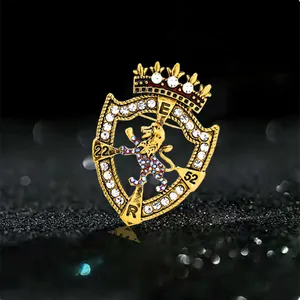 Detaillierte Makroansicht einer goldenen Vintage-Schildbrosche mit Löwe und Kristallen