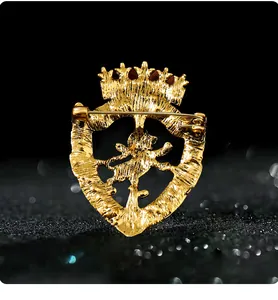 Detailansicht der goldfarbenen Rückseite und der Anstecknadel der Vintage-Löwen-Schild-Brosche.