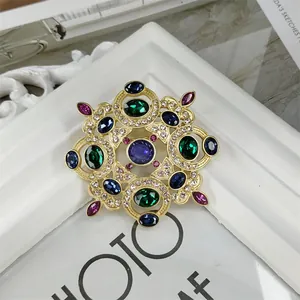 Exquisite Vintage Barock Gold Brosche mit Smaragd- und Saphirkristallen im Detail