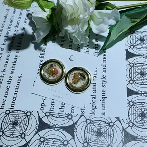 Retro elegant round resin stud earrings with preserved dried flowers and gold finish