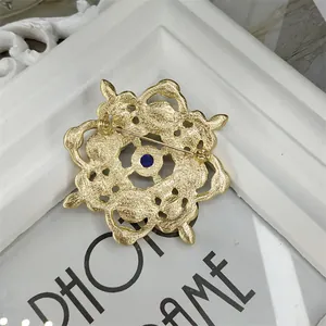 Detaillierte Rückansicht der barocken Brosche in Mattgold-Legierung Design