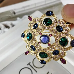Exquisite Vintage Barock-Brosche mit bunten Kristallen und Goldlegierungs-Finish